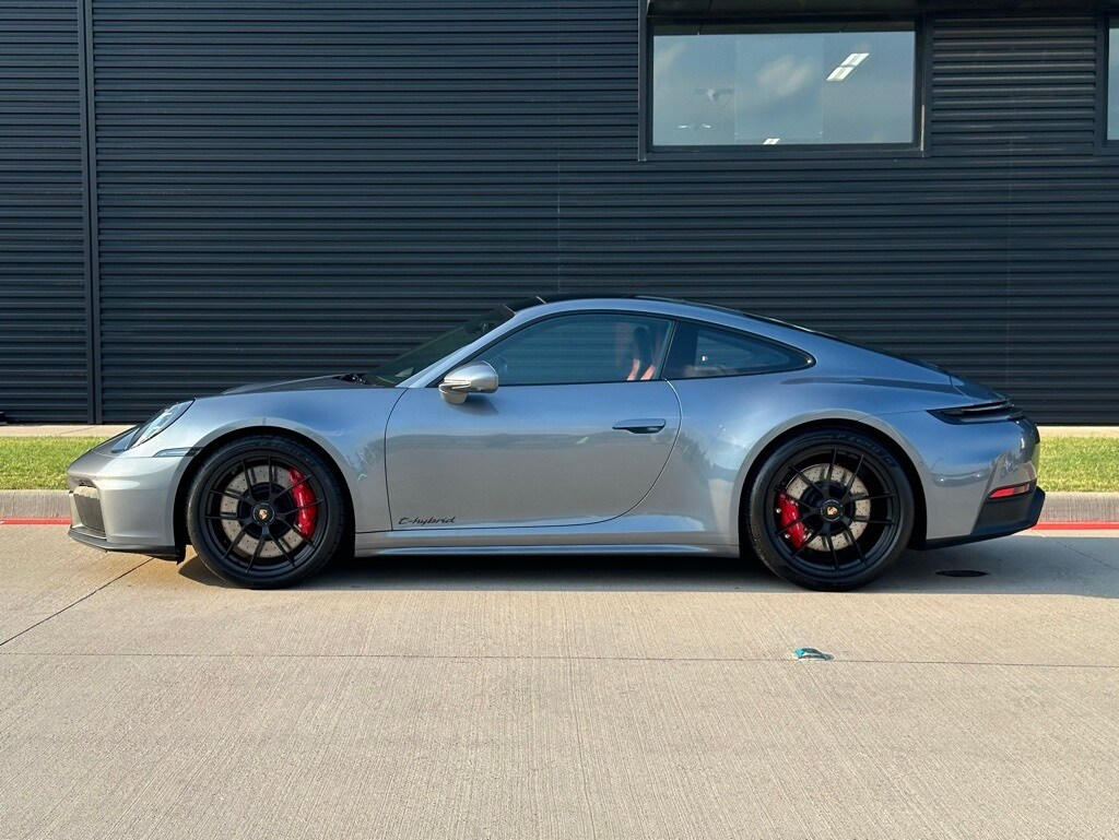 2025 Porsche 911 4 GTS photo 2