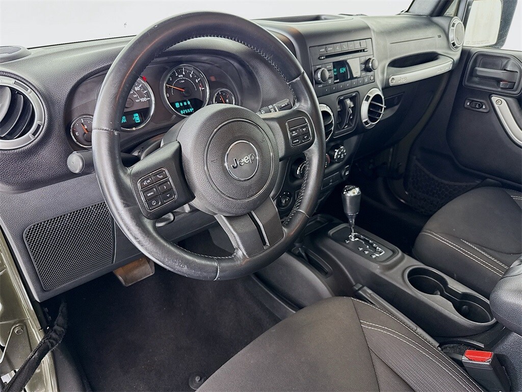 2015 Jeep Wrangler Unlimited Sahara photo 4