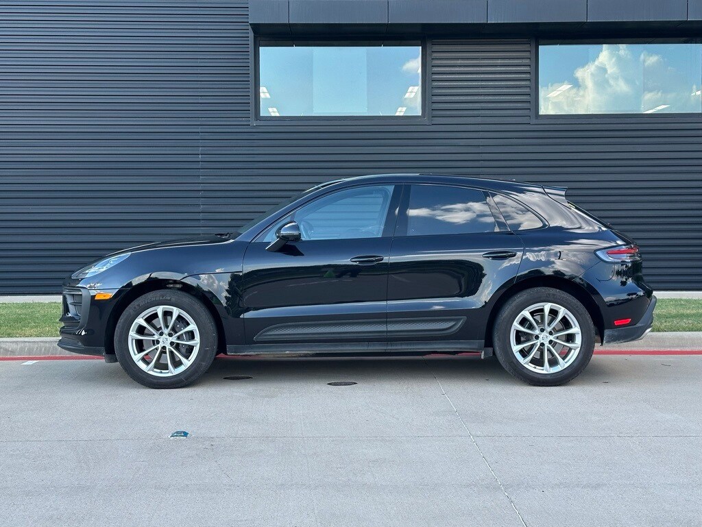 2025 Porsche Macan T photo 2