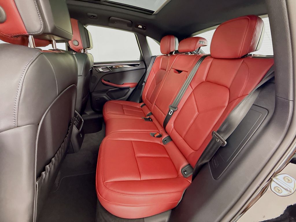 2026 Porsche Macan - Photo 24