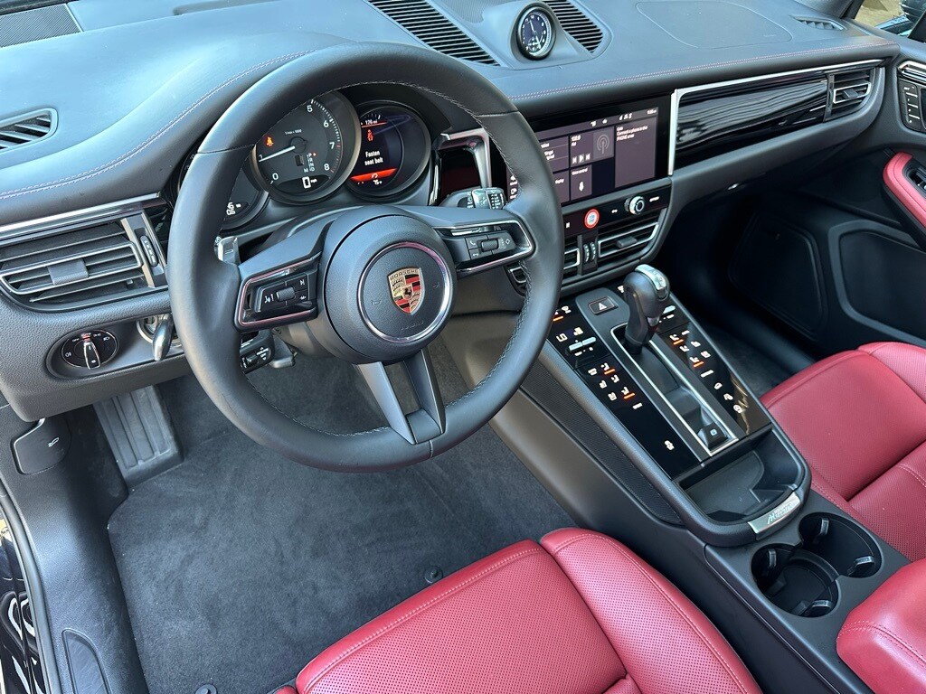 2024 Porsche Macan T photo 4