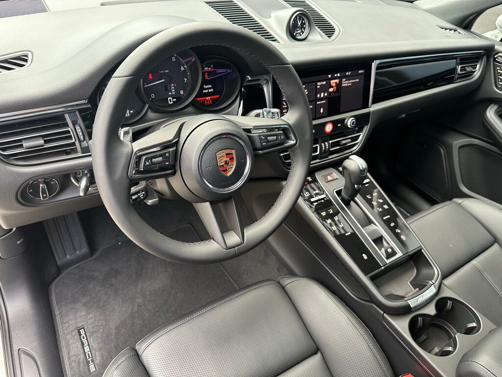 2026 Porsche Macan T photo 4