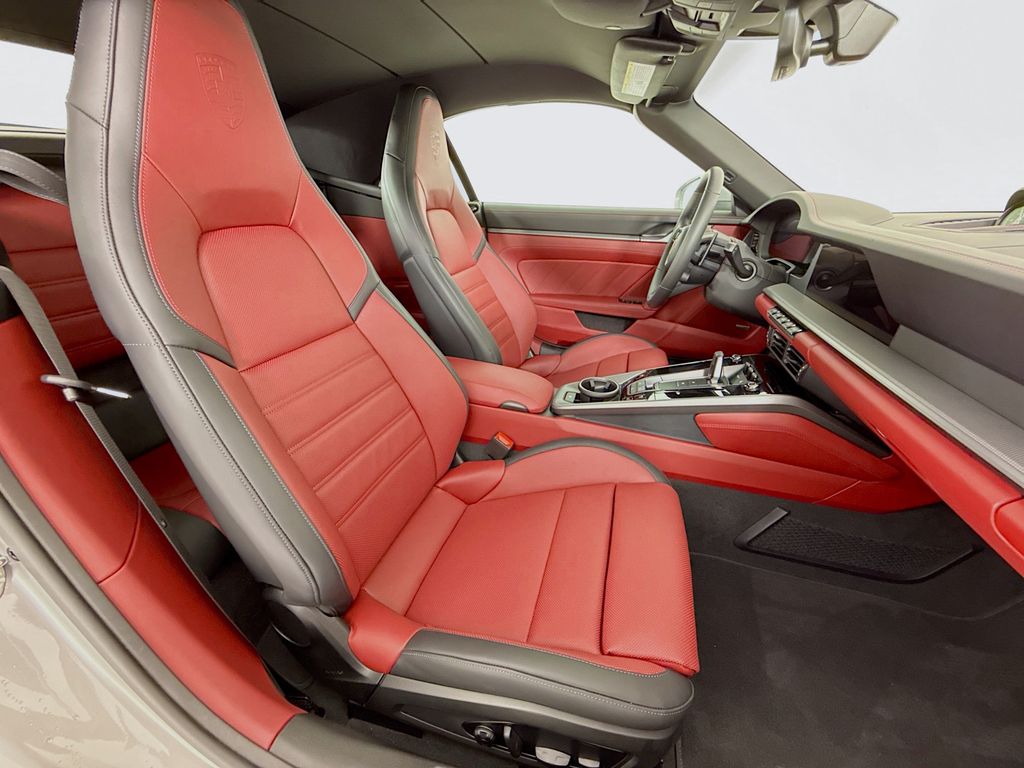2025 Porsche 911 - Photo 29