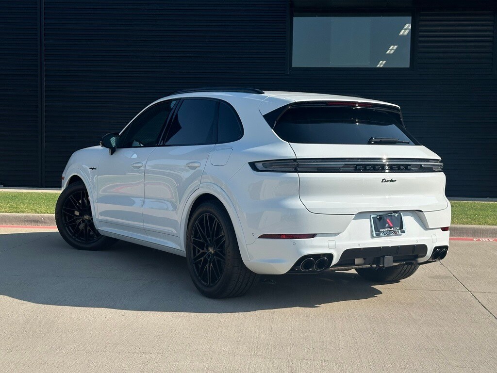 2025 Porsche Cayenne Turbo E-Hybrid photo 3