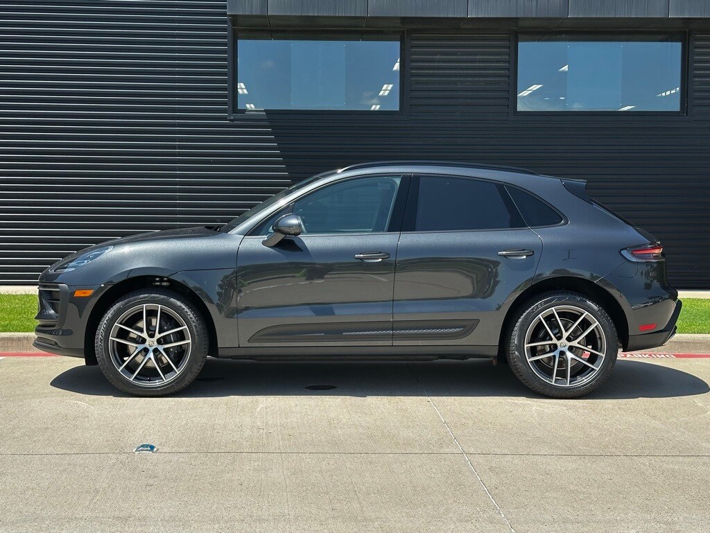 2025 Porsche Macan T photo 2