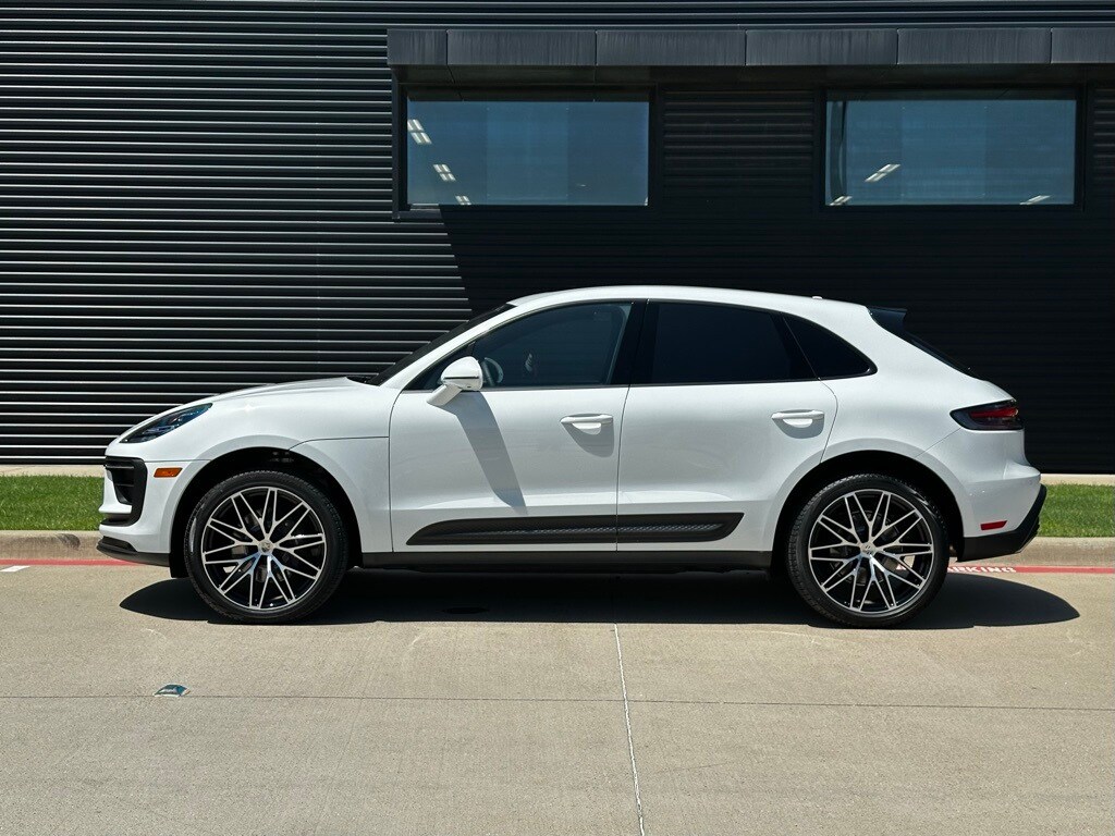 2025 Porsche Macan T photo 2