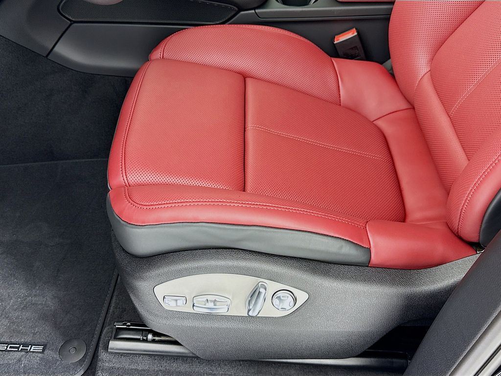 2026 Porsche Macan - Photo 13