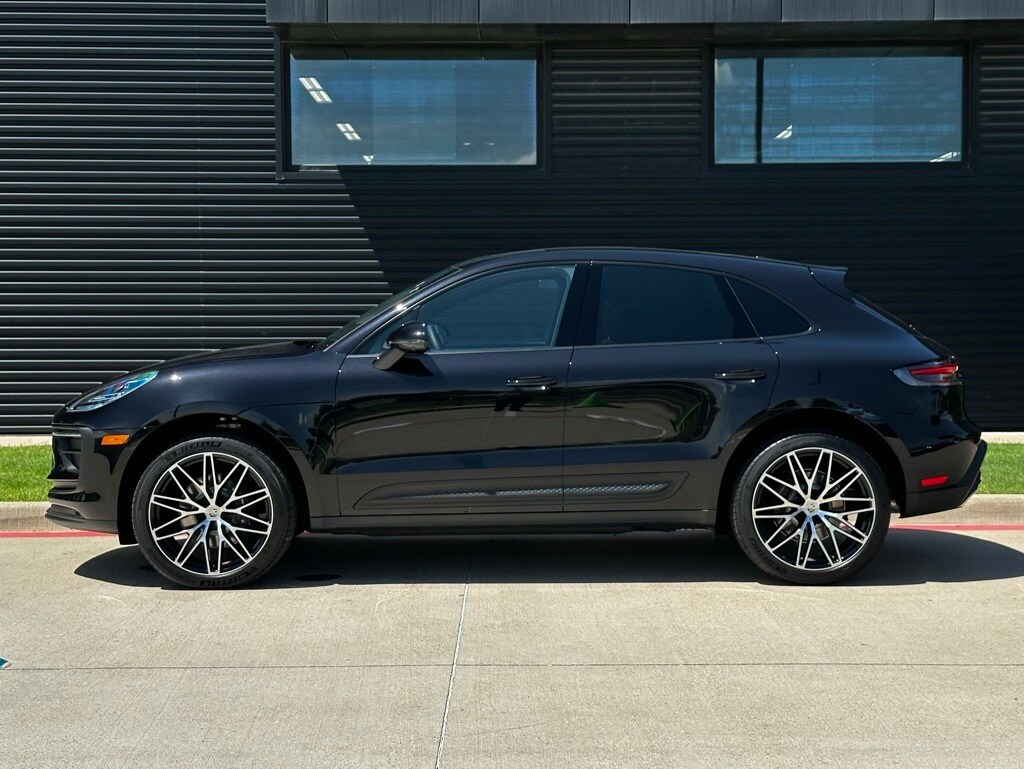 2025 Porsche Macan T photo 2