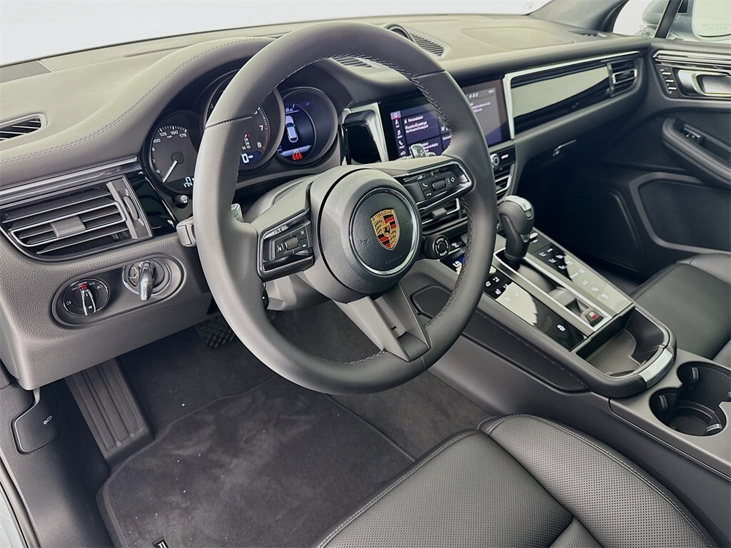 2026 Porsche Macan T photo 4