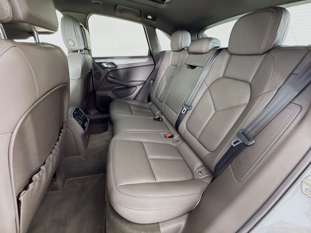 2023 Porsche Macan T - Photo 24