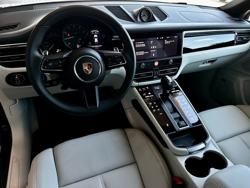 2025 Porsche Macan T photo 4