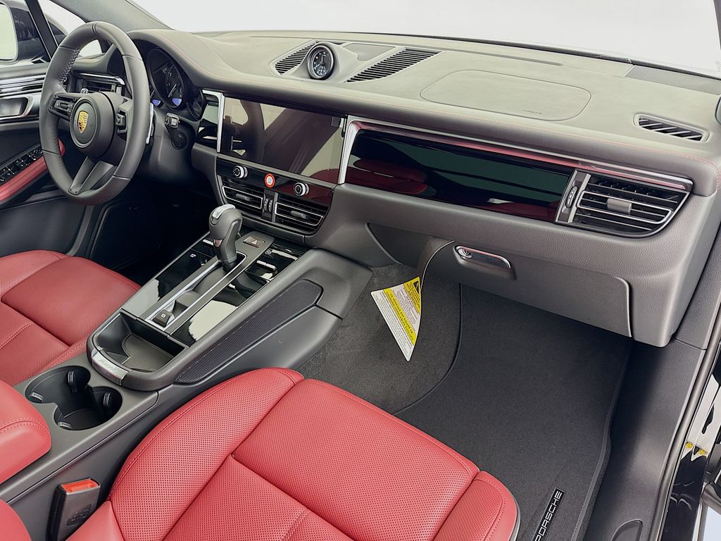 2026 Porsche Macan - Photo 32