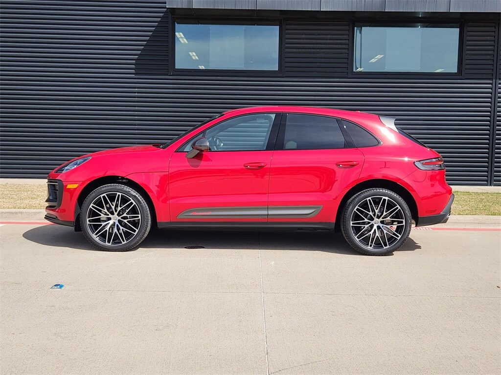 2025 Porsche Macan T photo 2