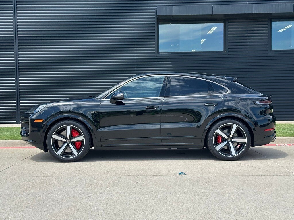 2025 Porsche Cayenne Turbo E-Hybrid Coupe photo 2