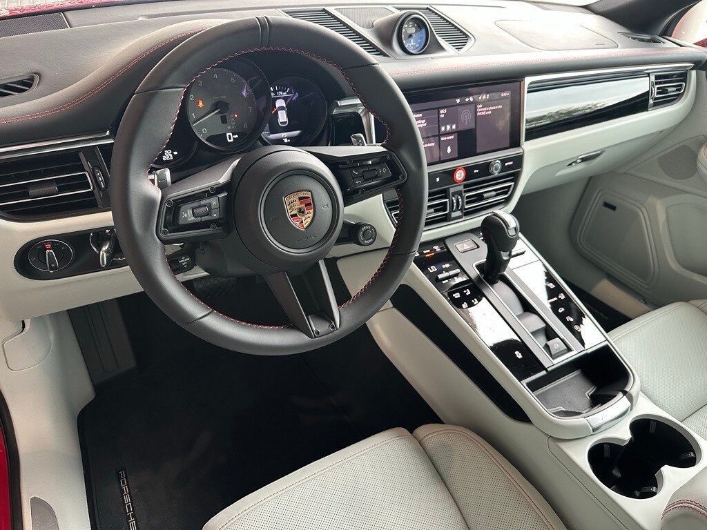 2025 Porsche Macan S photo 4