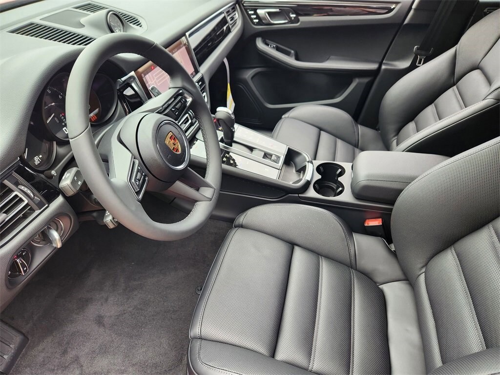 2025 Porsche Macan S photo 4