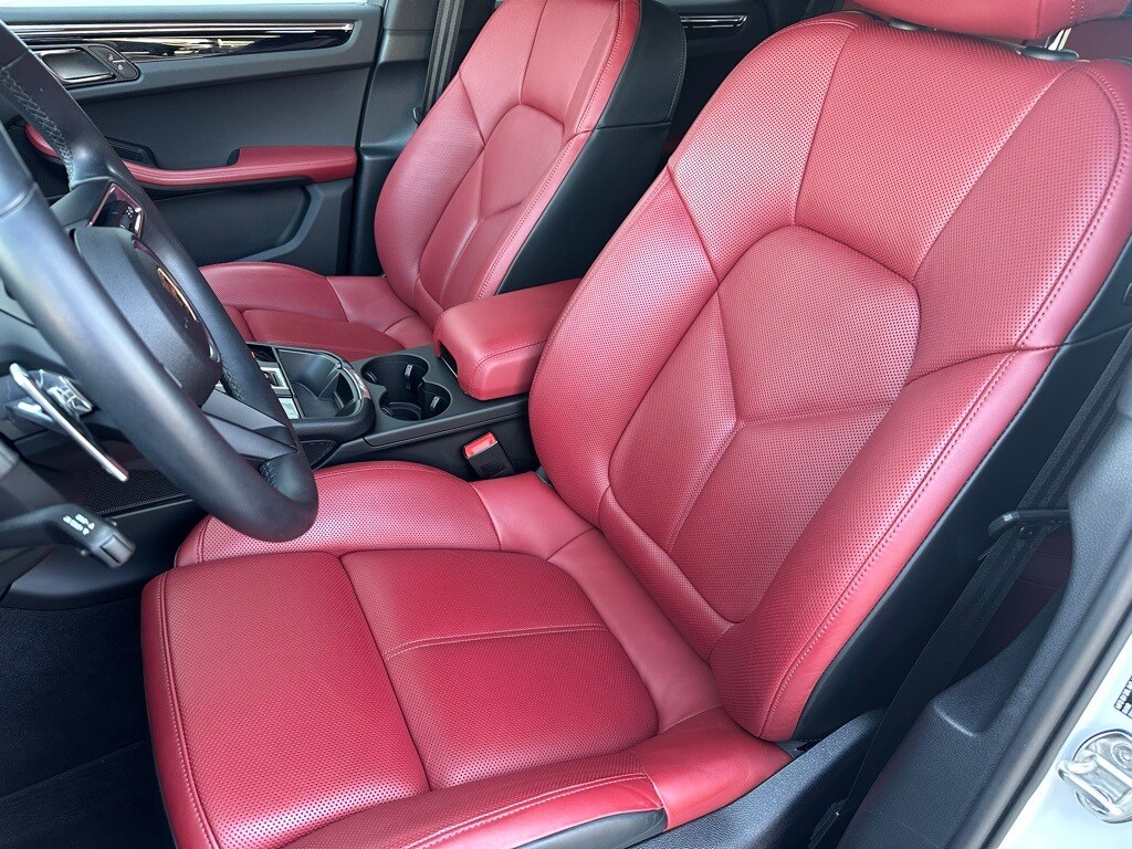 2025 Porsche Macan T photo 4