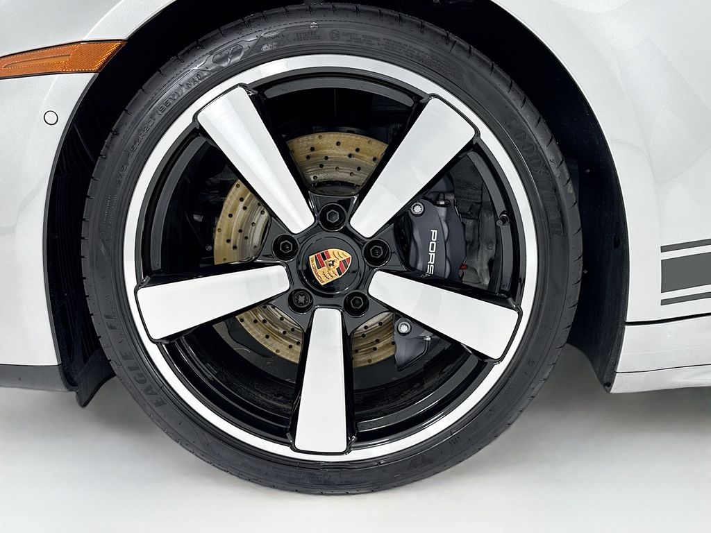 2025 Porsche 911 - Photo 32