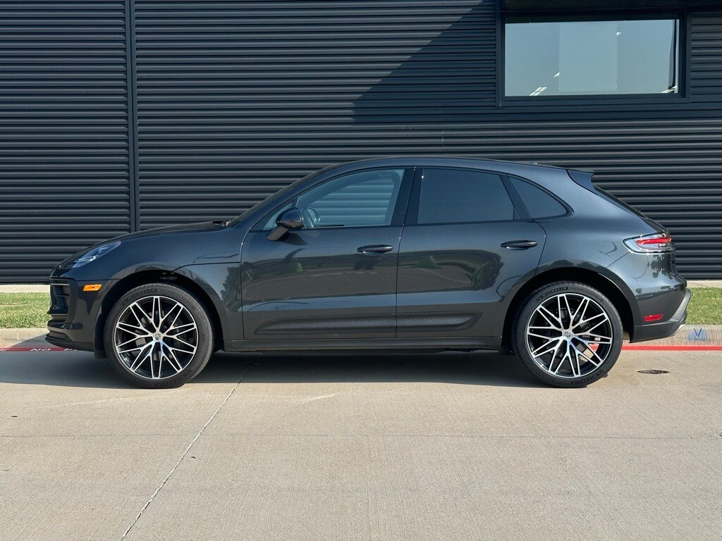 2025 Porsche Macan T photo 2