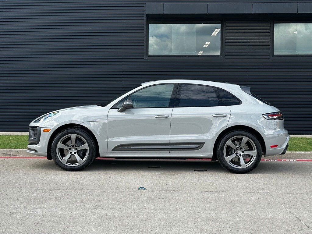 2025 Porsche Macan T photo 2