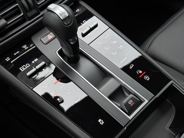 2026 Porsche Macan T - Photo 28