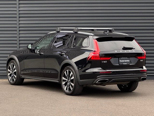 2021 Volvo V60 Cross Country T5 AWD photo 3