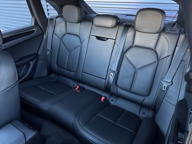 2026 Porsche Macan T - Photo 30