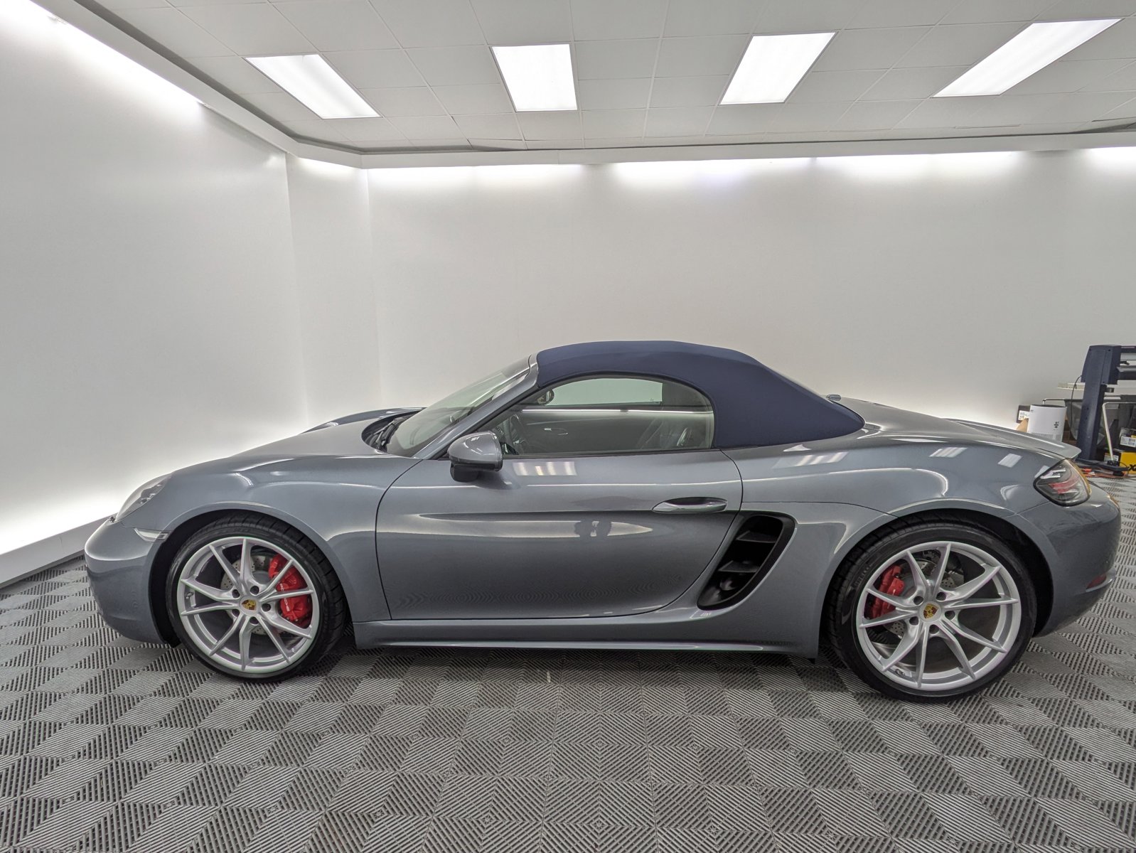2025 Porsche Boxster S photo 2