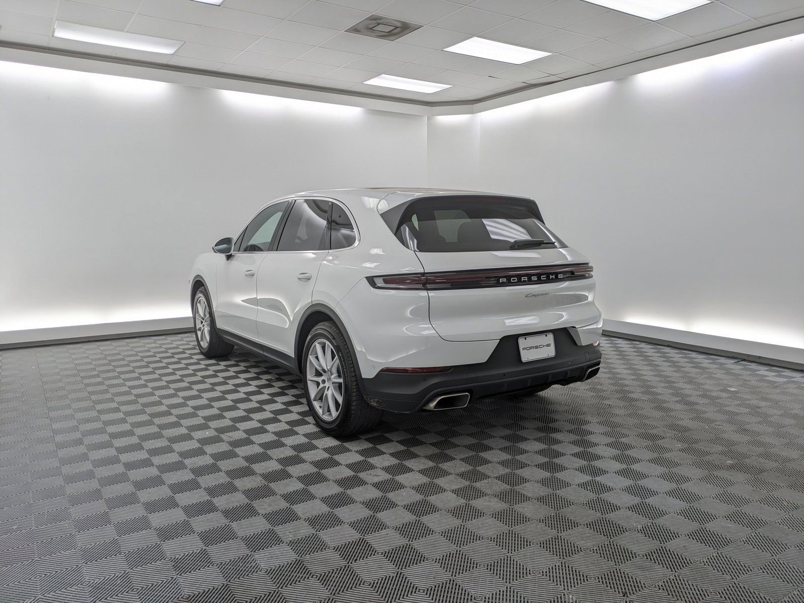 2025 Porsche Cayenne photo 2
