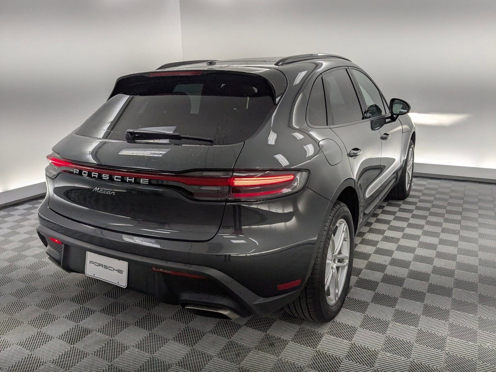 2026 Porsche Macan T - Photo 9