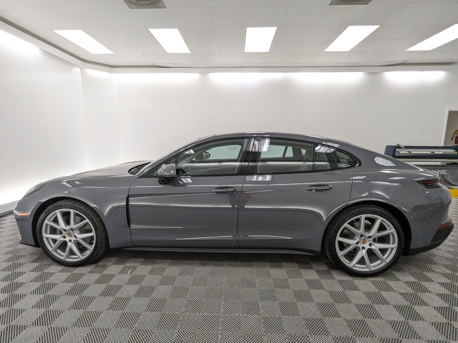 2026 Porsche Panamera 4 photo 2