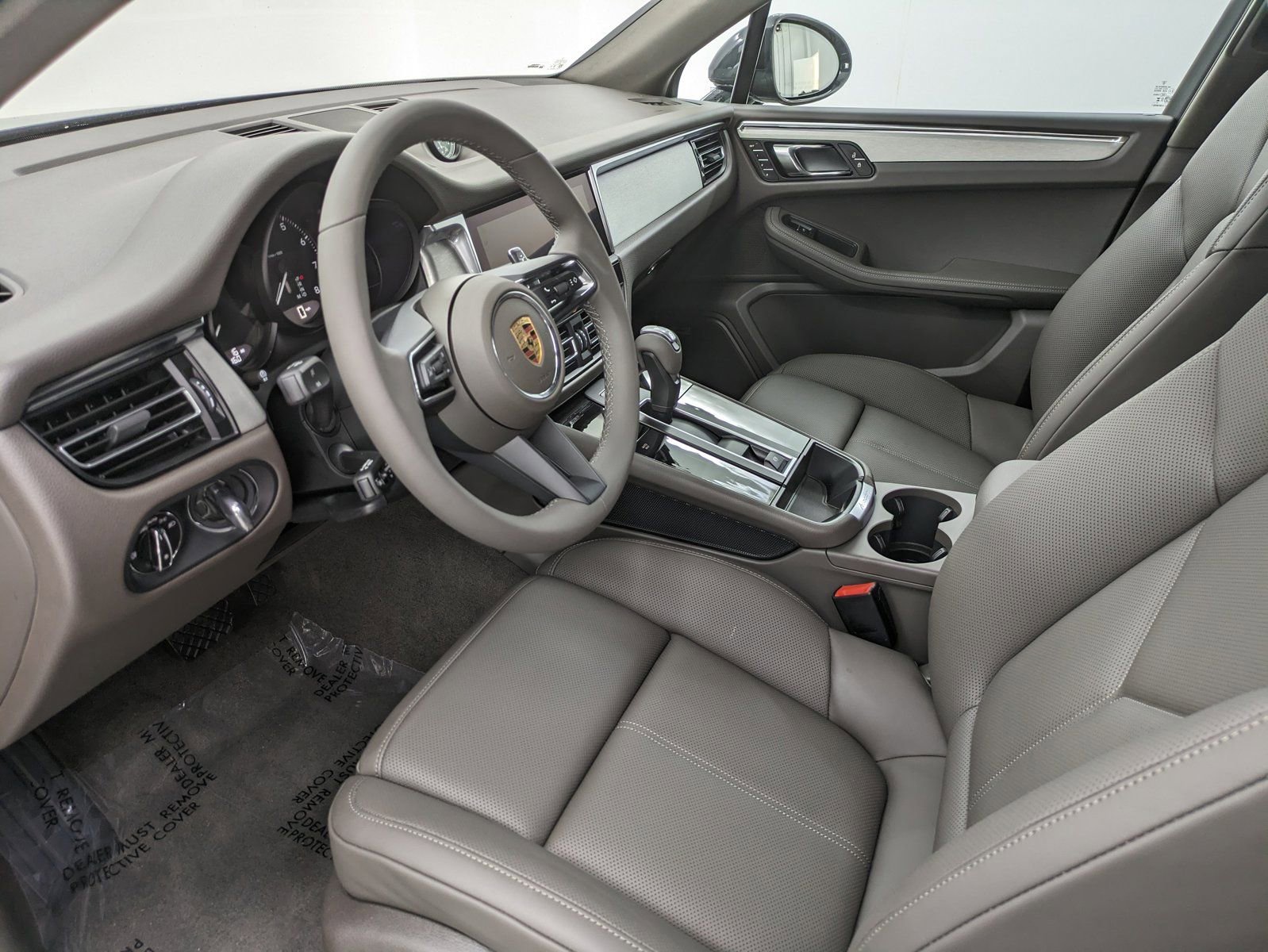 2026 Porsche Macan T photo 3