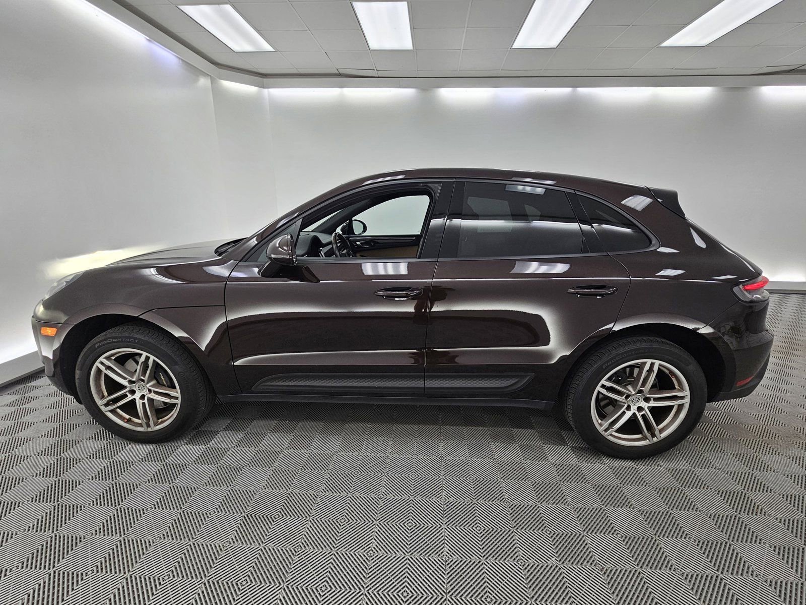 2022 Porsche Macan photo 2