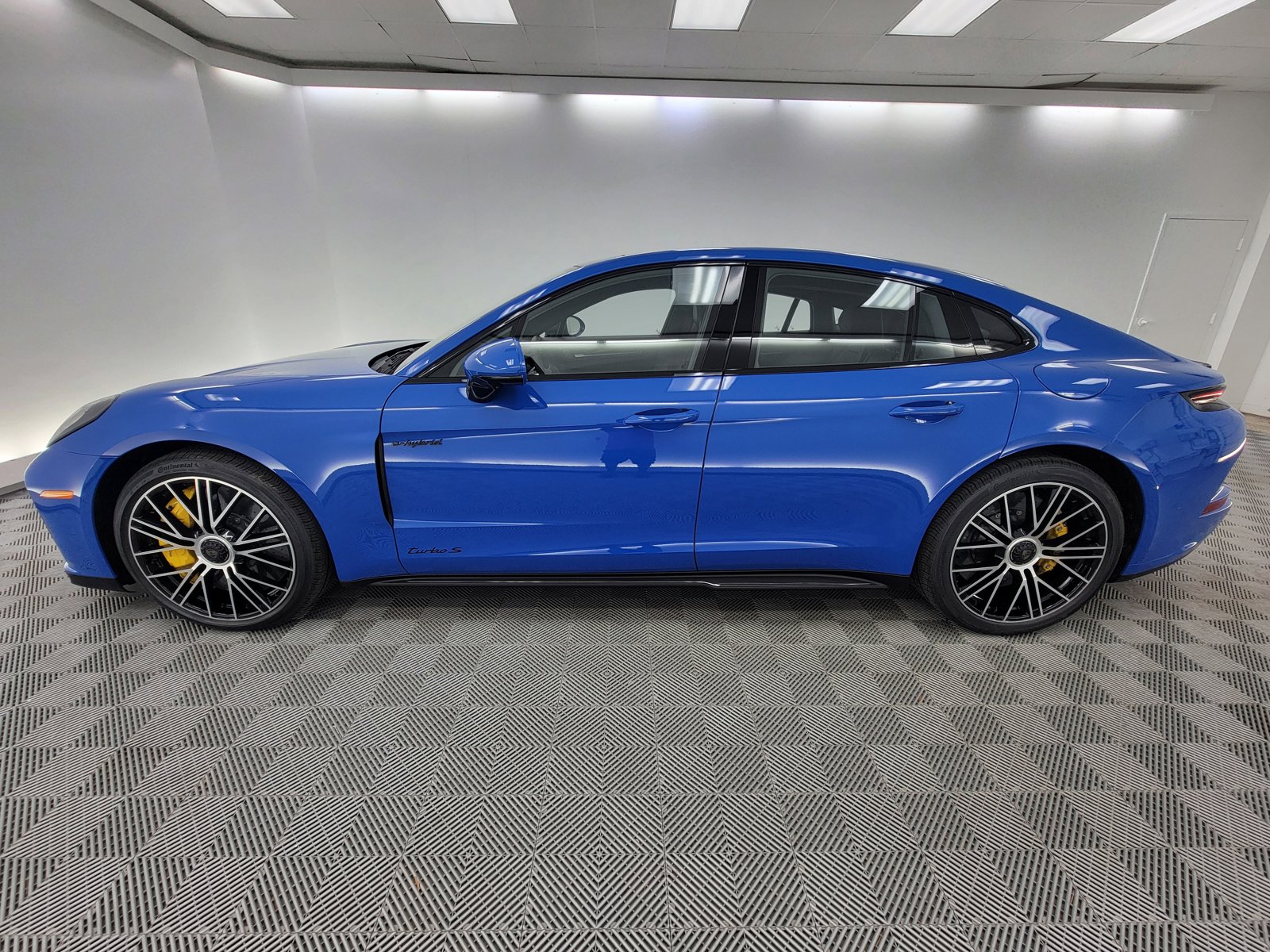2025 Porsche Panamera E-Hybrid Turbo S photo 2