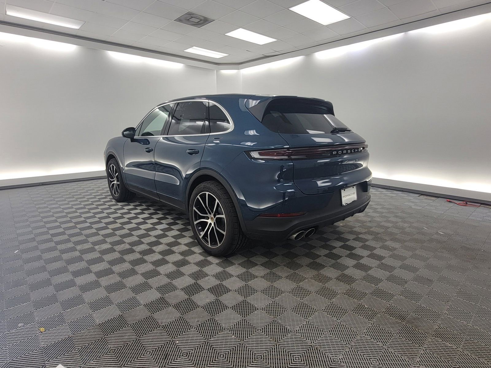 2024 Porsche Cayenne S photo 3