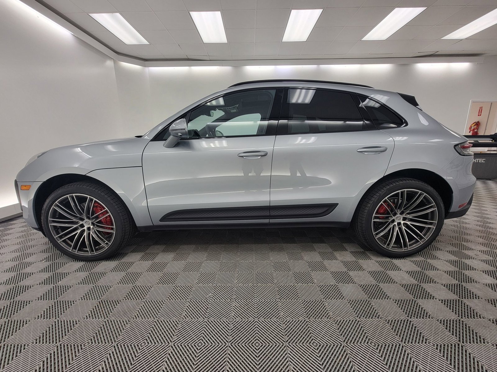 2025 Porsche Macan S photo 2