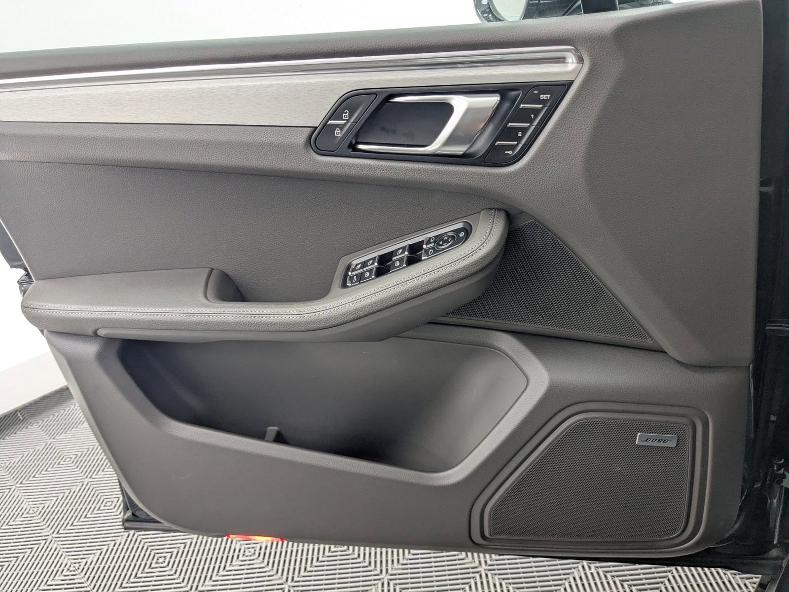 2026 Porsche Macan T - Photo 23