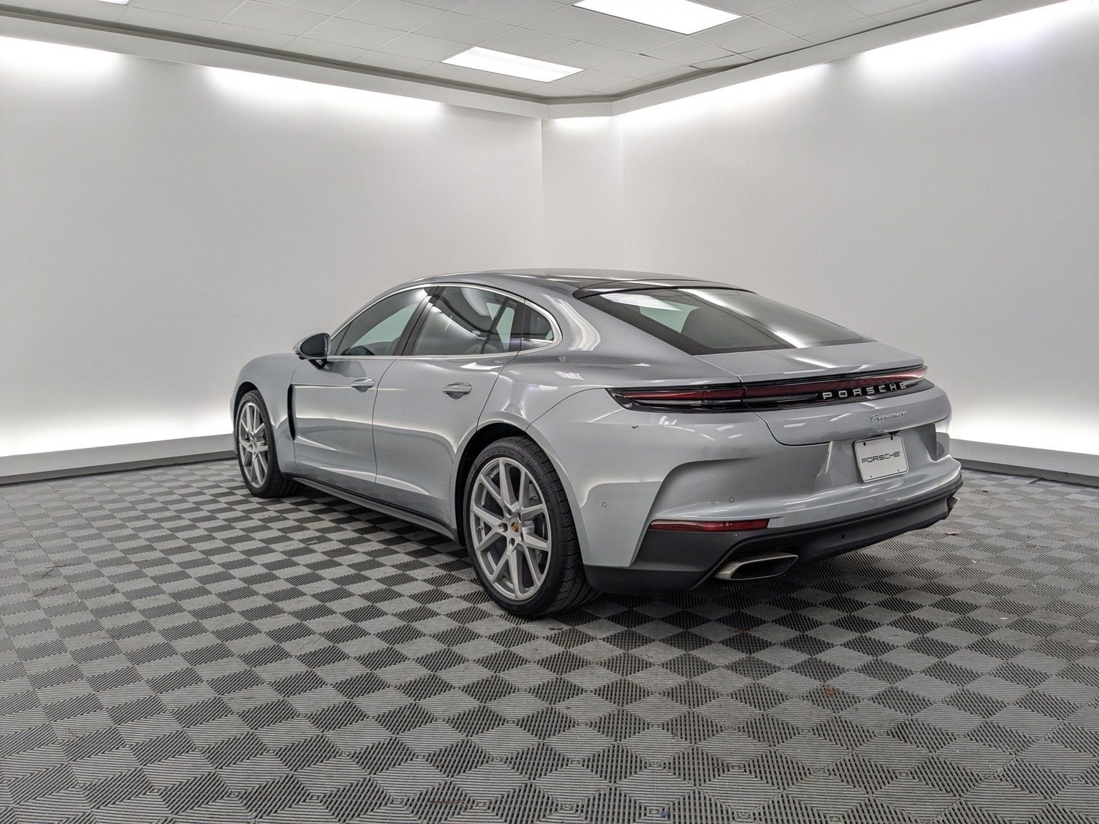 2025 Porsche Panamera 4 photo 3