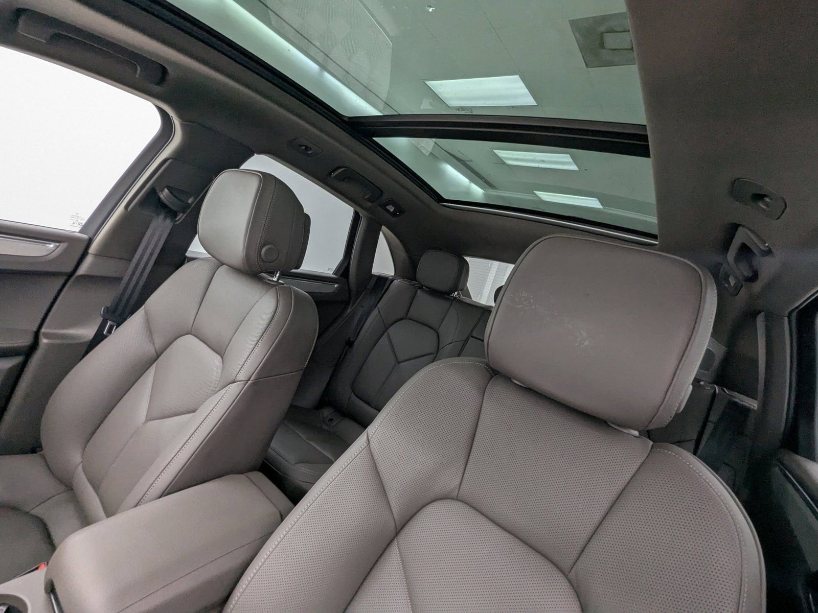 2026 Porsche Macan T - Photo 15