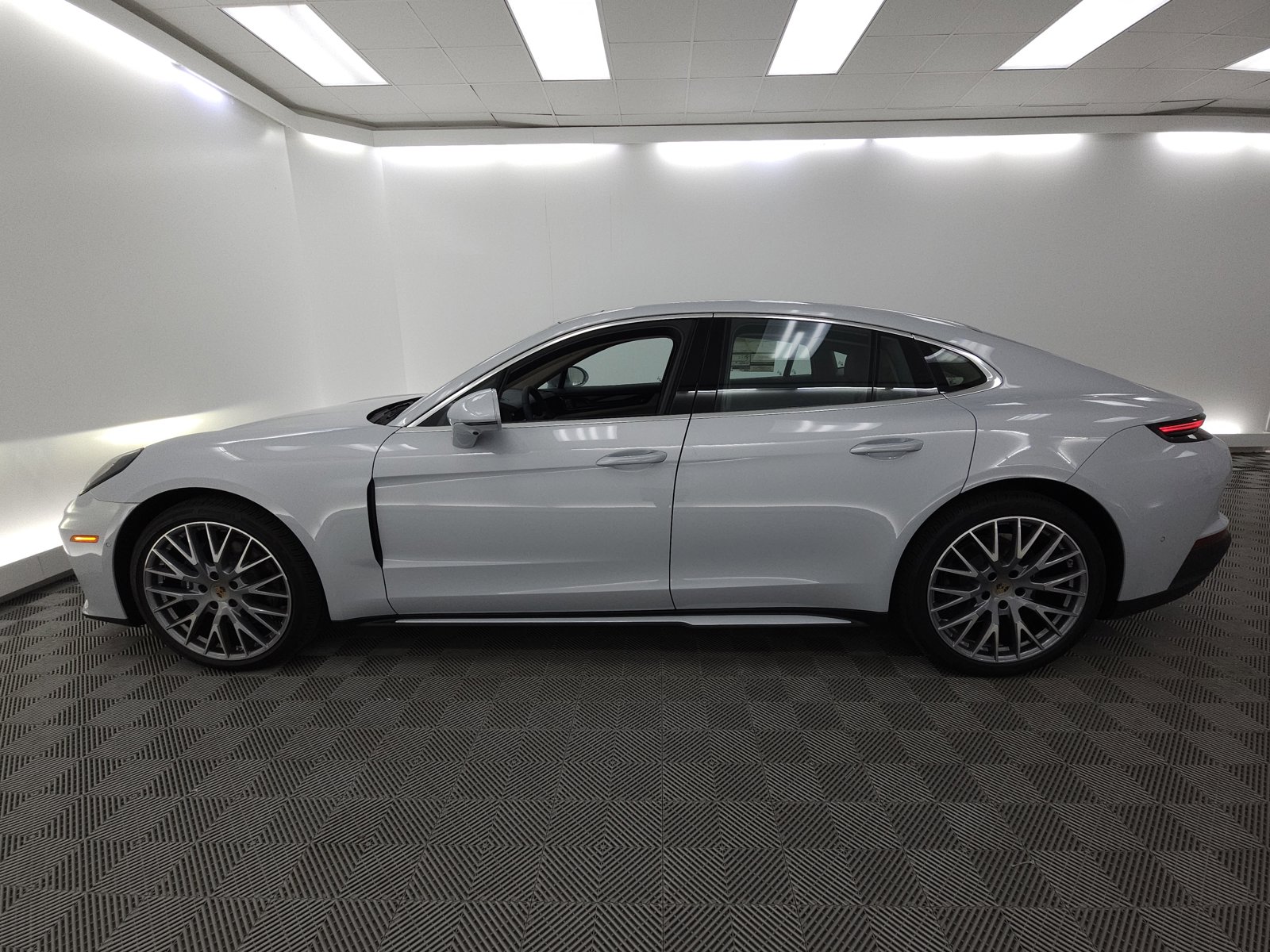 2025 Porsche Panamera 4 photo 2