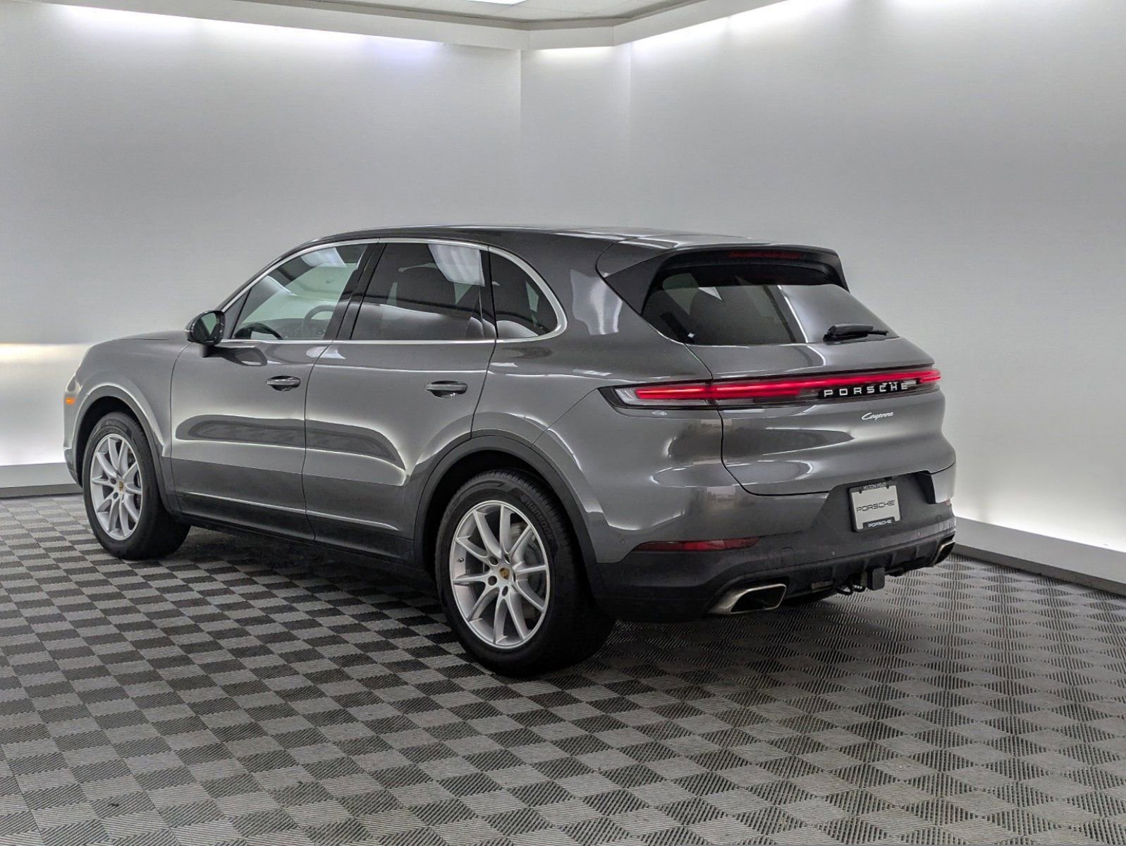 2025 Porsche Cayenne photo 3