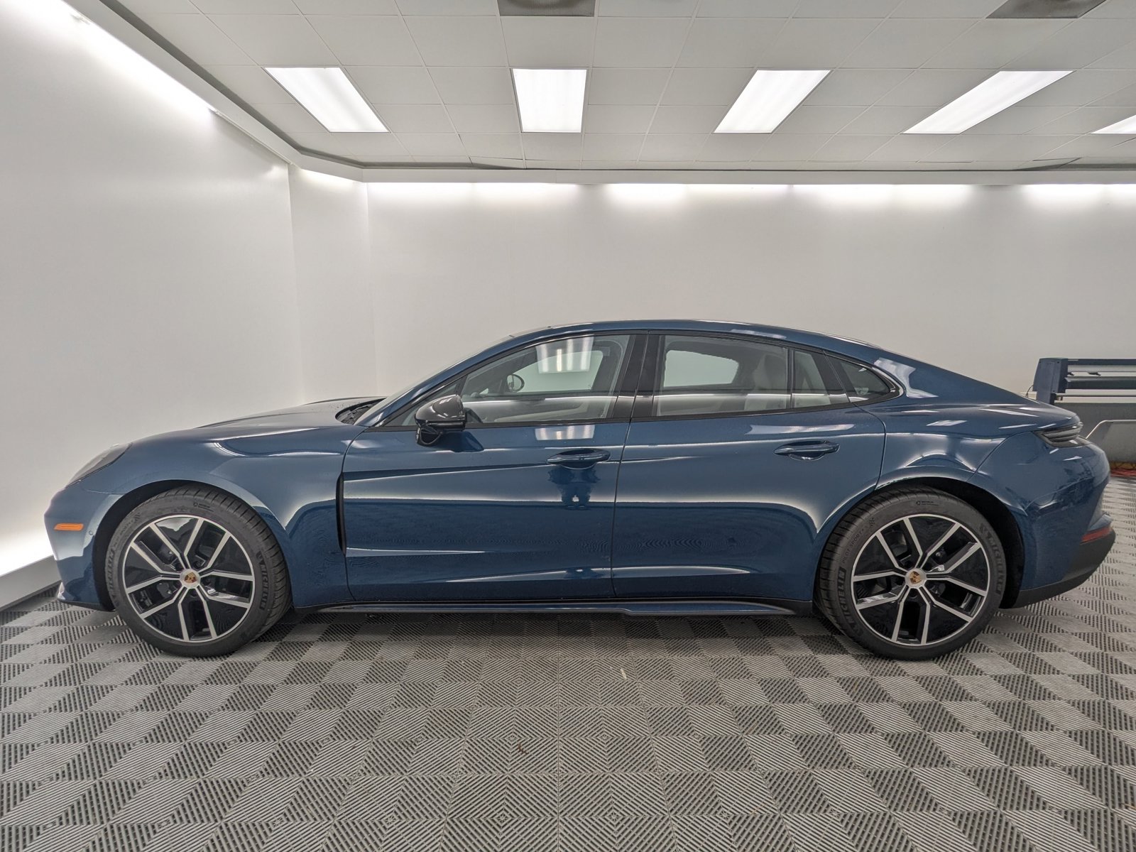 2026 Porsche Panamera 4 photo 2