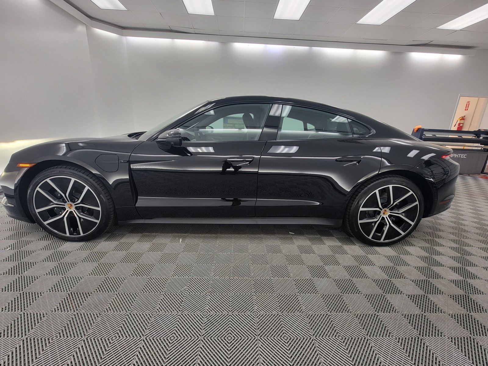 2025 Porsche Taycan 4 photo 2