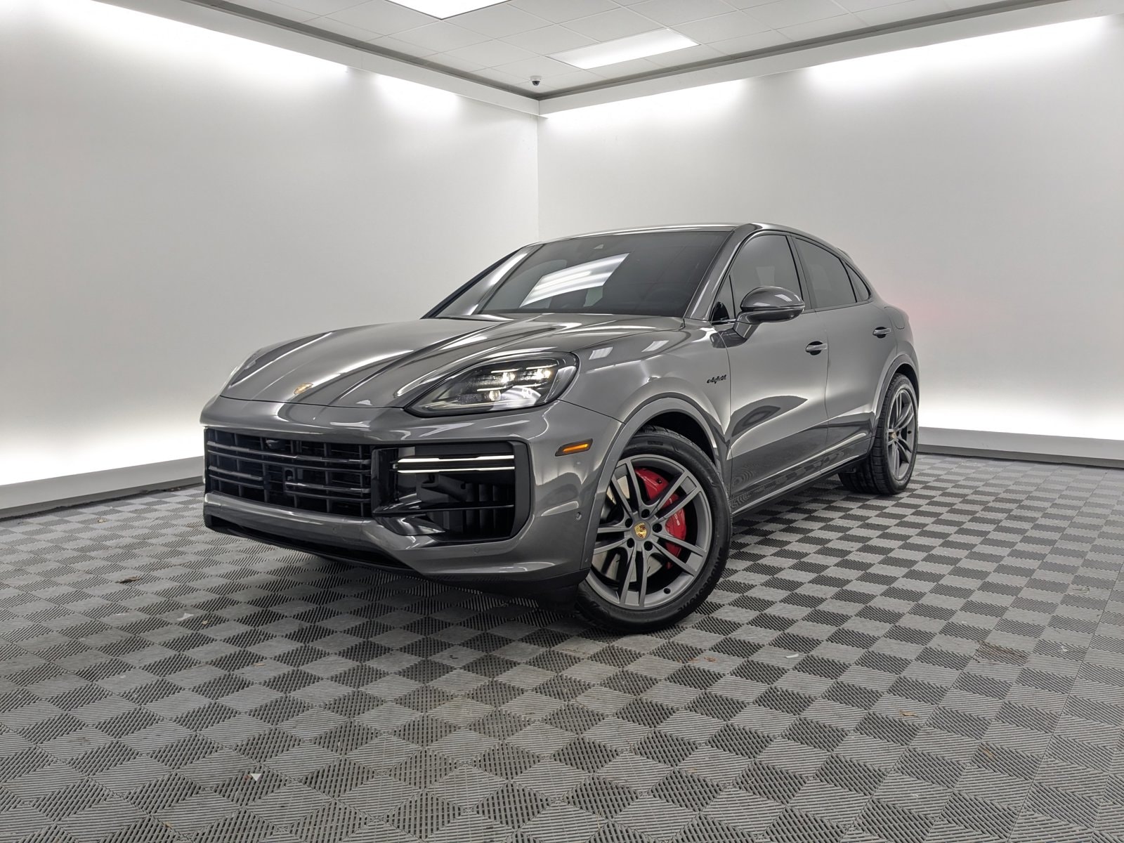 2024 Porsche Cayenne Coup Turbo E-Hybrid's photo
