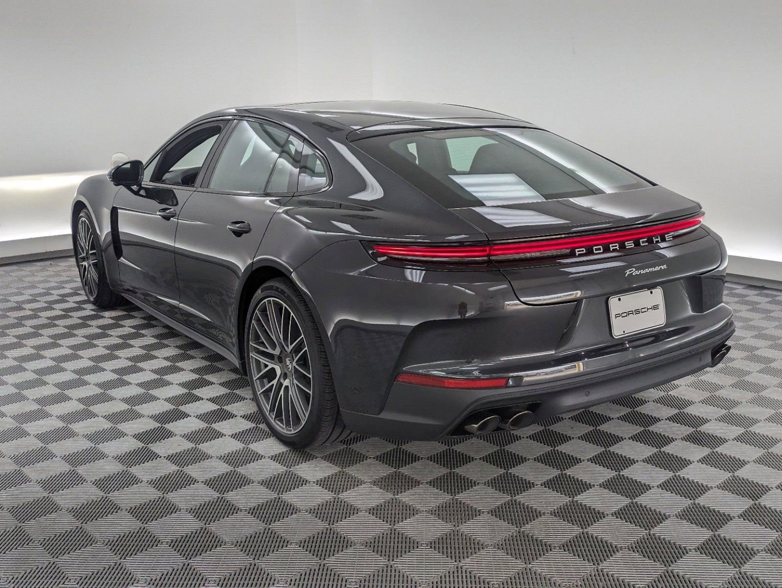 2024 Porsche Panamera photo 3