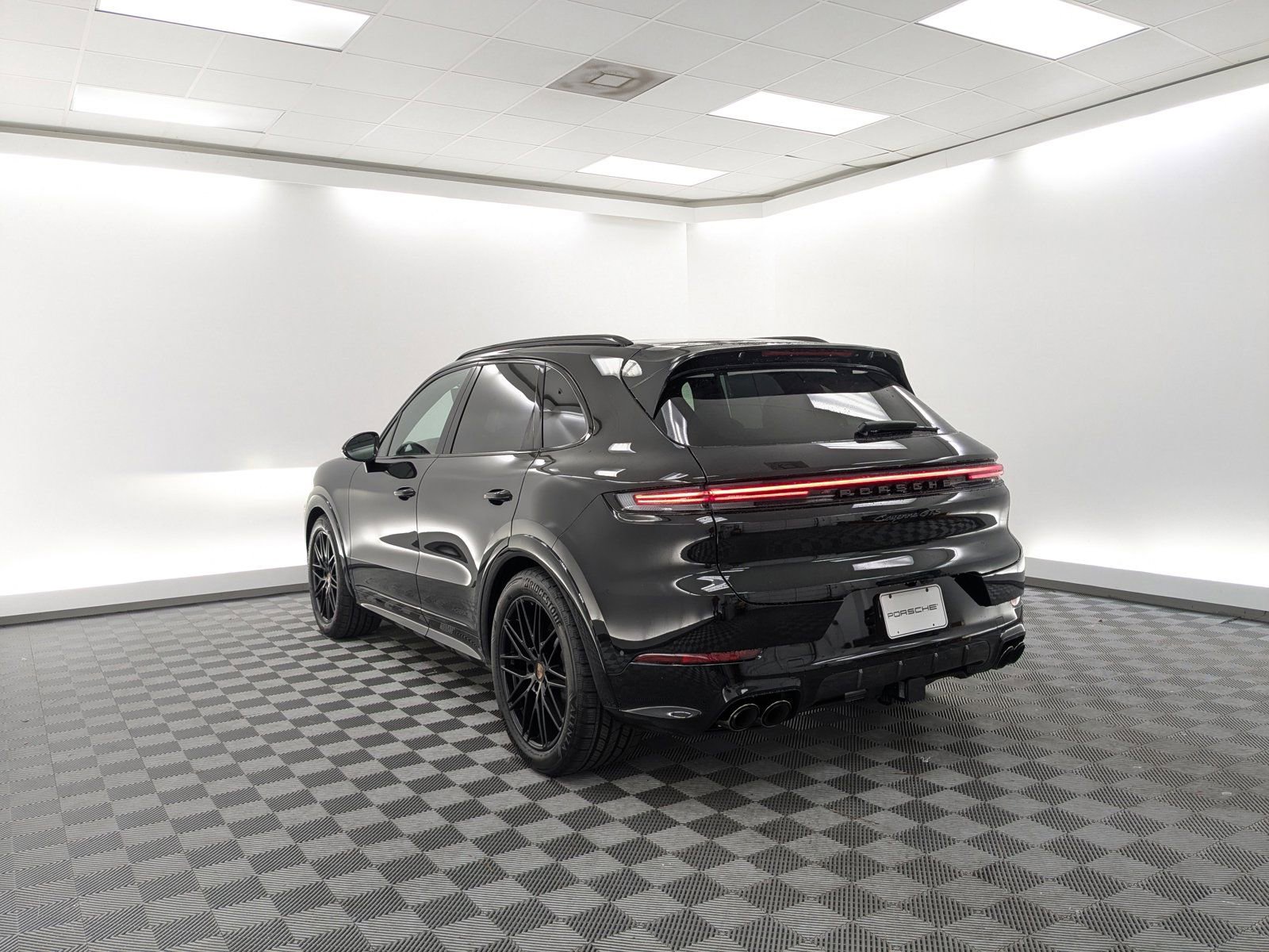 2026 Porsche Cayenne GTS photo 2