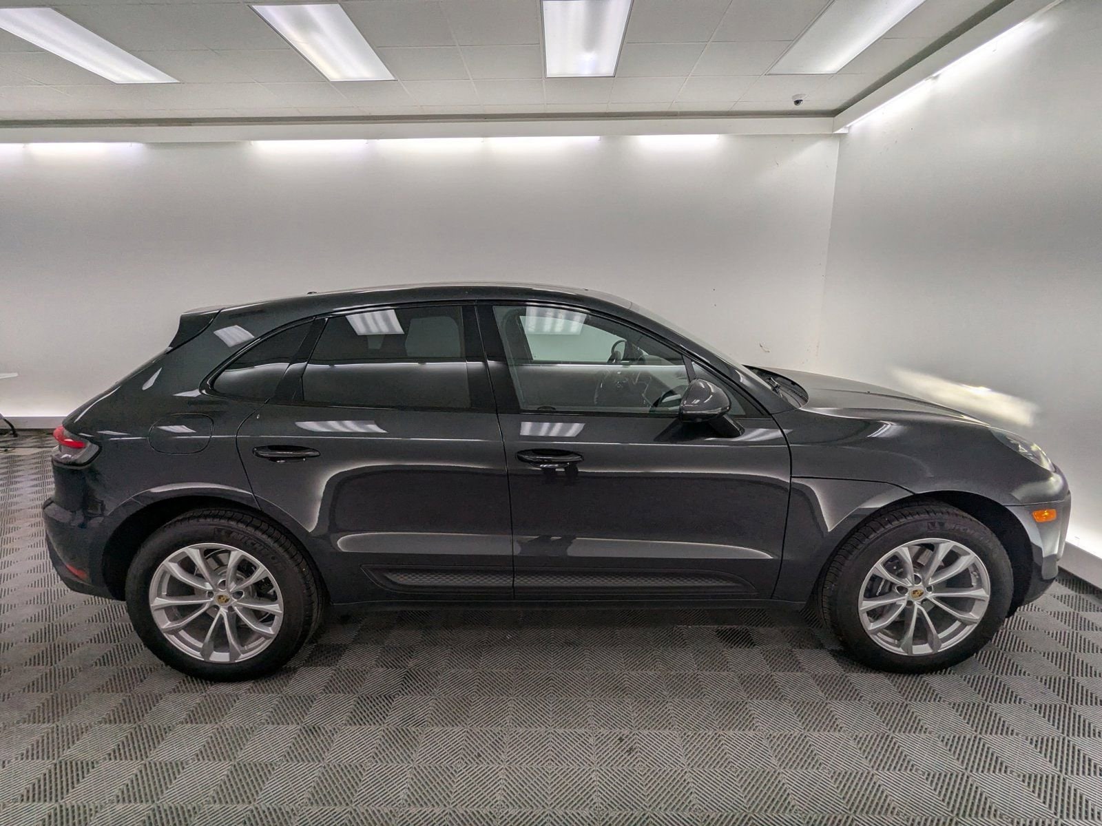 2026 Porsche Macan T - Photo 8