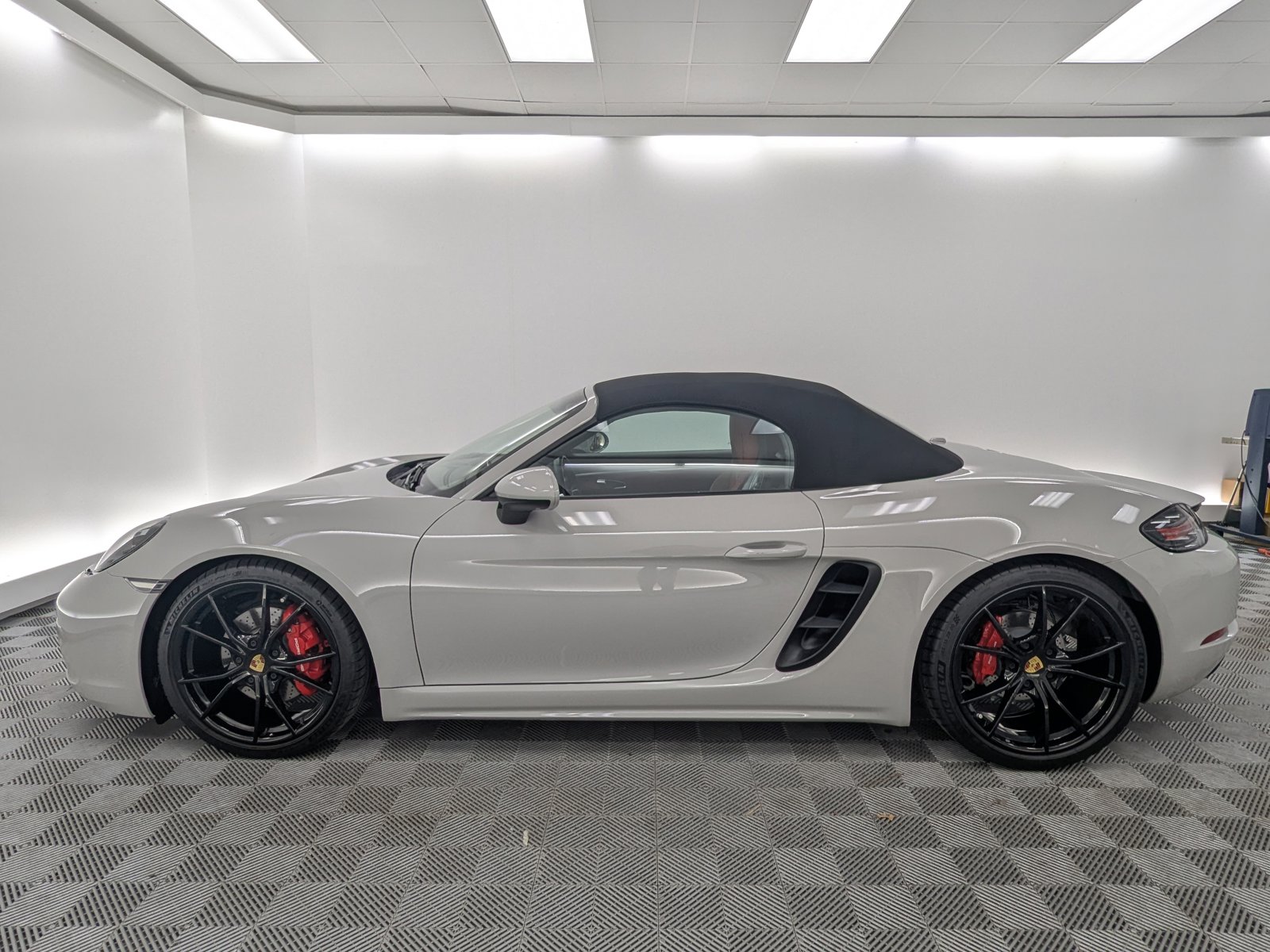 2025 Porsche Boxster S photo 2