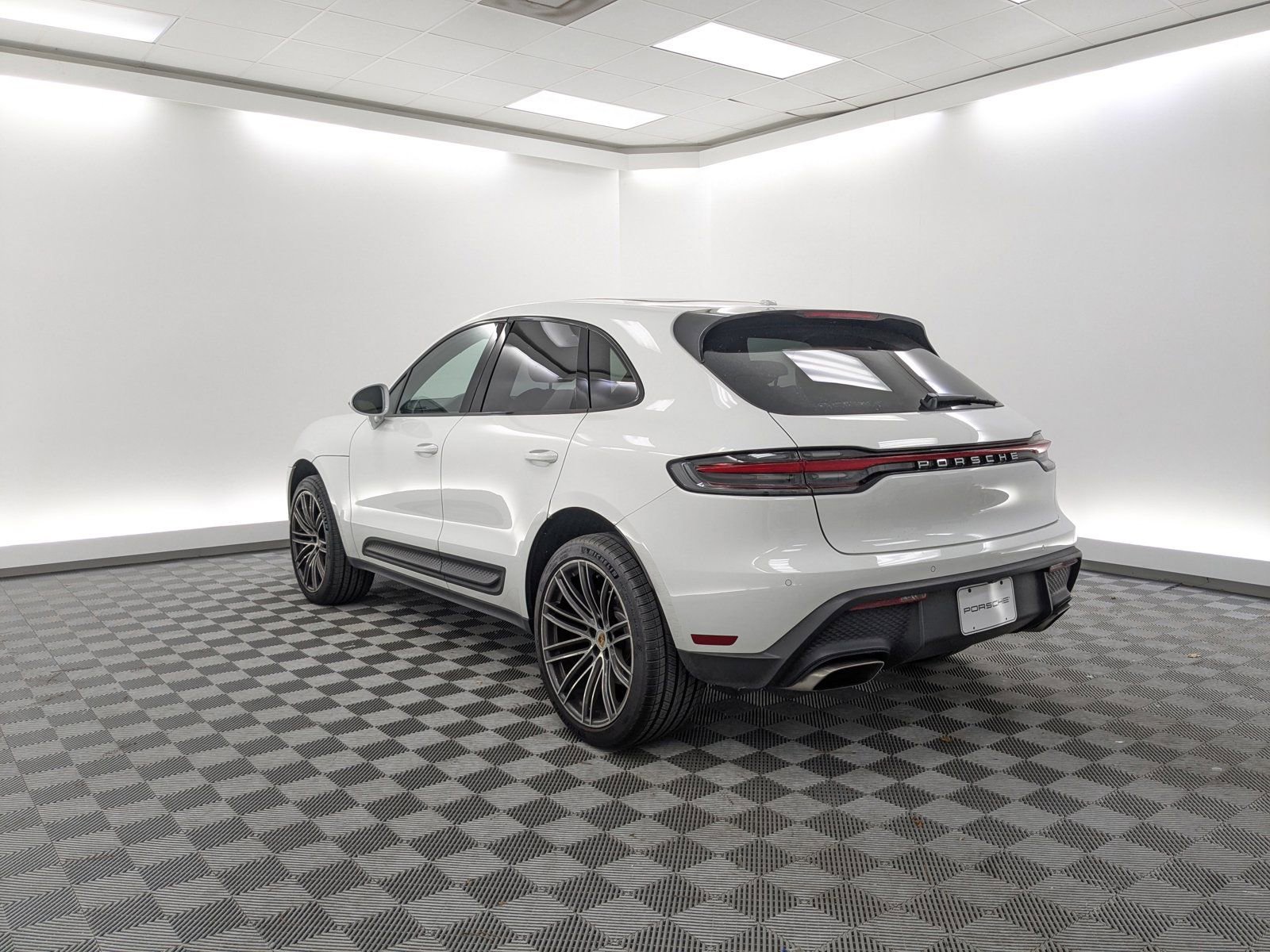2025 Porsche Macan T photo 3