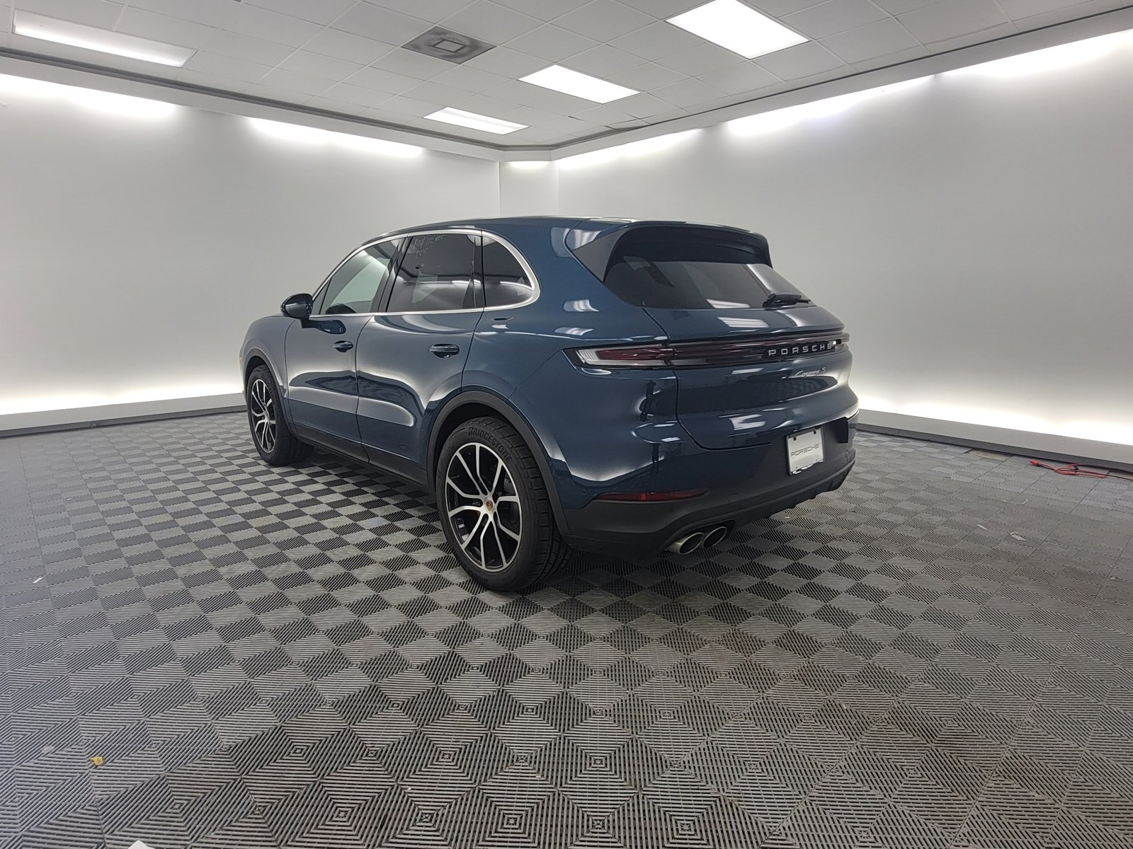 2024 Porsche Cayenne S photo 3